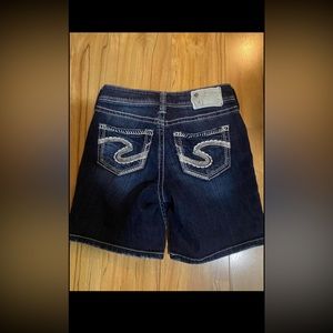Ladies size 26 Suki mid Silver Jeans shorts